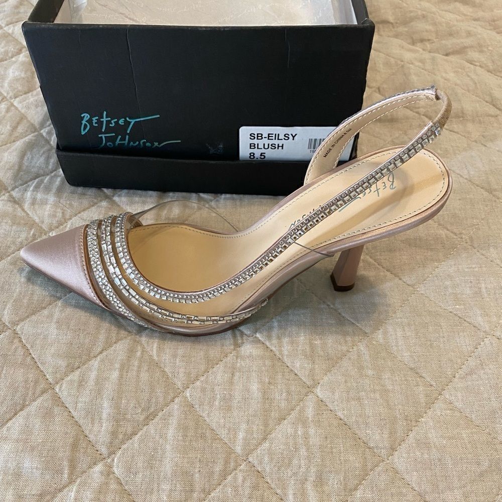 NEW IN THE BOX Betsey Johnson Eisley Pink Pumps - Picture 10 of 16